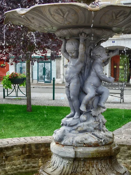 Parque y fuente en Montrejeau en Francia — Foto de Stock