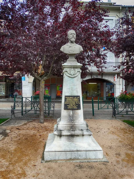 Escultura Valentin Abeille en Montrejeau — Foto de Stock