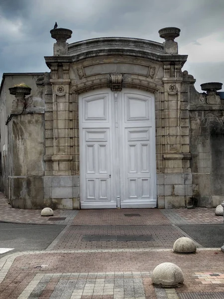 Detalles de Puerta Blanca y Arquitectura en Tarbes Francia — Foto de Stock