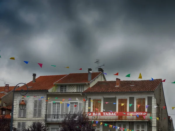 Tetők és ünnepi zászlók Montrejeau — Stock Fotó