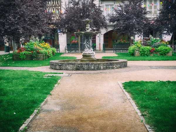 공원과 분수 프랑스에서 Montrejeau에 — 스톡 사진