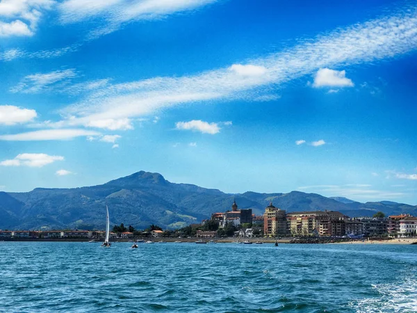 Village de Hondarribia et voilier sur la rivière Bidasoa — Photo