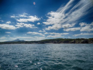 Atlantik Okyanusu'nun sahil şeridine La Kişilik dağ