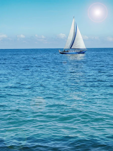 Barca a vela nell'Oceano Atlantico — Foto Stock