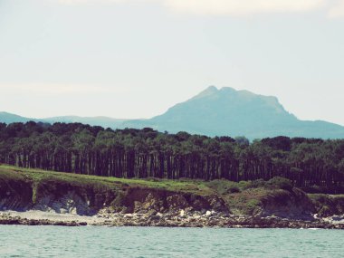 Corniche Bask kıyı şeridi kayalıklarla ve La Kişilik dağ