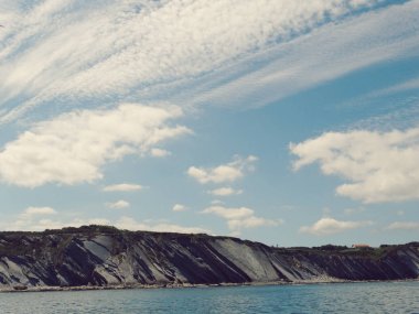 Corniche Bask kıyı şeridi kayalıklarla