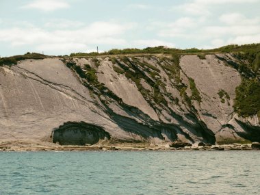 Corniche Bask kıyı şeridi kayalıklarla