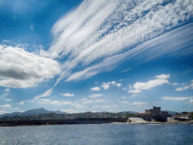Eski bağlantı noktası kulede Sokoa dağlar arka ve bulutlar ile