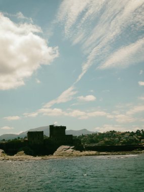 Ciboure Fransa eski yuvarlak kule siluet