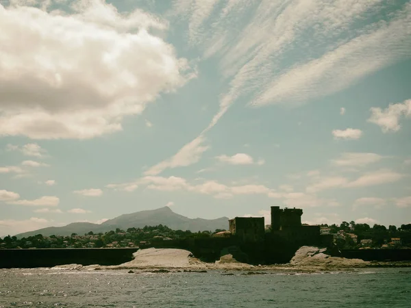 Ciboure Fransa eski yuvarlak kule siluet