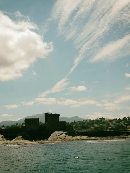 Ciboure Fransa eski yuvarlak kule siluet