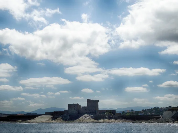 Ciboure Fransa eski yuvarlak kule siluet