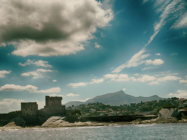 Ciboure Fransa eski yuvarlak kule siluet