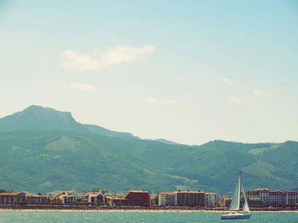 Playa de Hendaye y velero — Foto de Stock