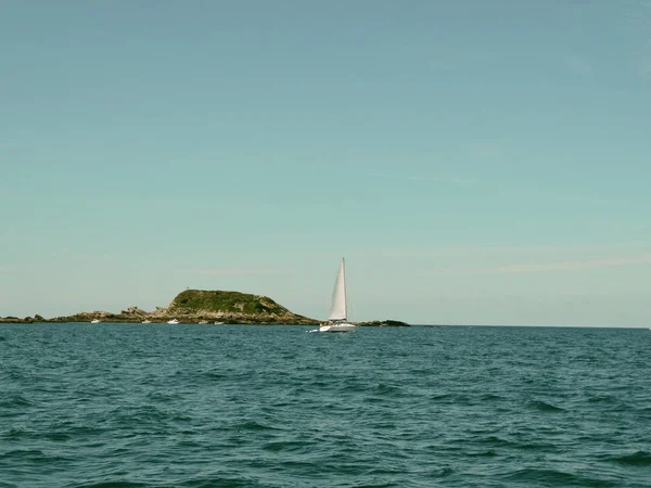 Navigare lungo la costa del faro di Capo Higuer in estate — Foto Stock