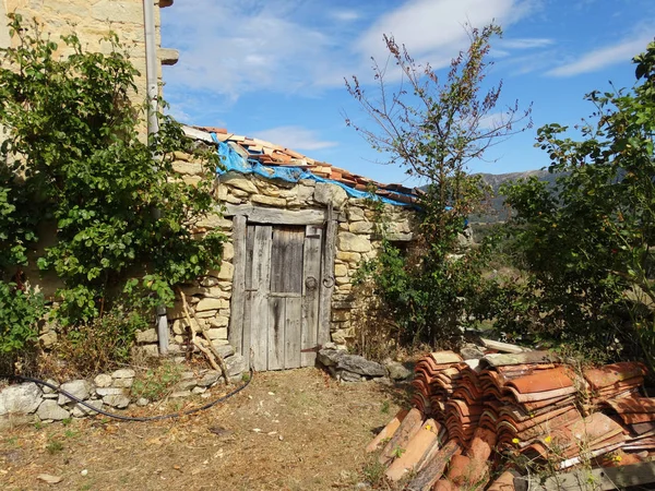Tür traditionelle ländliche Architektur in burgos spanien — Stockfoto
