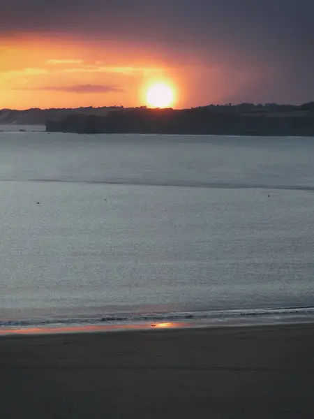 Nascer do sol romântico com sol sobre o oceano — Fotografia de Stock