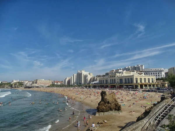 大观 Grande Plage 与著名的建筑物，在法国比亚里茨 — 图库照片