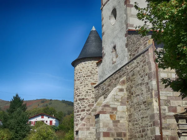 Saint Etienne de Baigorry eski binalar Güney Fransa — Stok fotoğraf