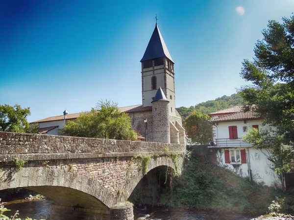 Saint Etienne de Baigorry Church torony és a híd a Franciaországban — Stock Fotó