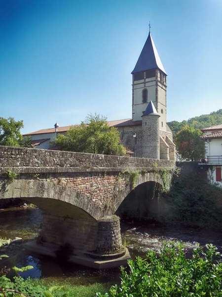 Старый мост Сент-Этьен-де-Байгорри во Франции — стоковое фото
