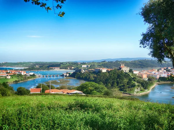 Pueblo de San Vicente de la Barquera en Cantabria España —  Fotos de Stock