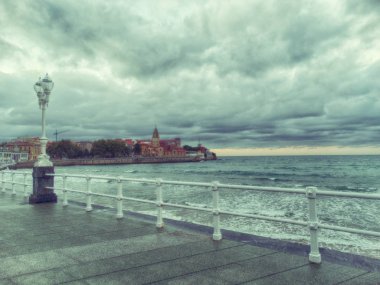 Gijon Asturias Ispanya 'da sahil yanında Boardwalk