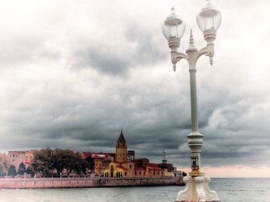 Gijon Ispanya 'daki Boarwalk 'tan romantik görünüm