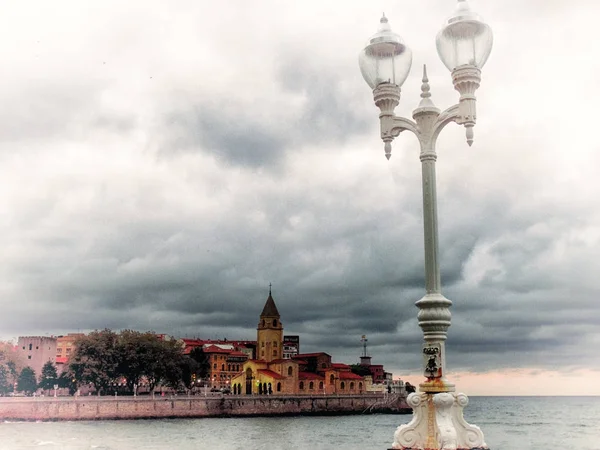 Gijon Ispanya 'daki Boarwalk 'tan romantik görünüm