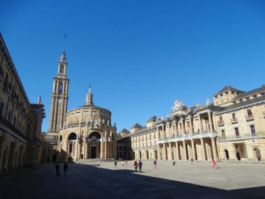 Gijón Asturias Üniversitesi büyük binada silüeti