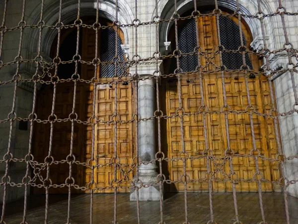 Antike Kirchentür mit Ketten — Stockfoto