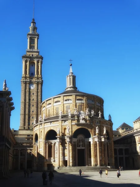 Silhuetten av enorma Universitetshuset i Gijón Asturien — Stockfoto