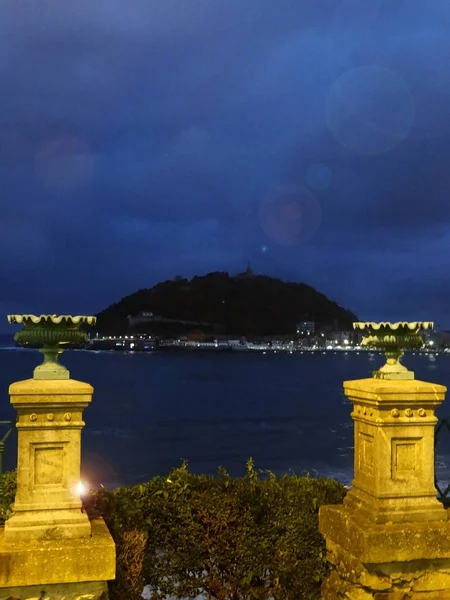 Insel in der Bucht von San Sebastian bei Nacht — Stockfoto