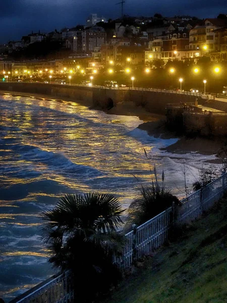 Passeggiata sulla spiaggia di San Sebastian con luci notturne — Foto Stock