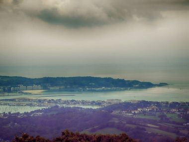 Xoldoko Dağı ile Txingudi Bay arka görünümünden
