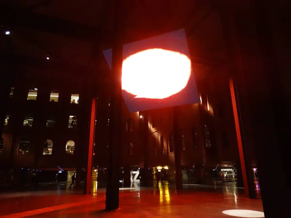 Kunsterlebnis im Kulturzentrum in Bilbao Spanien bei Nacht — Stockfoto