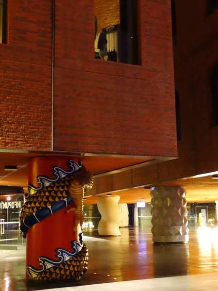 Kolumne von stark in Kulturzentrum in Bilbao Spanien bei Nacht — Stockfoto