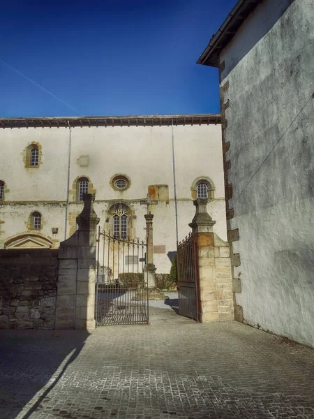 Ворота церкви Sare Amazing French Village в Южной Франции — стоковое фото