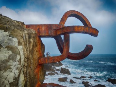 Peine de Los Vientos San Sebastian Seafront içinde. Eduardo Chillida tarafından heykel. Şubat 2018