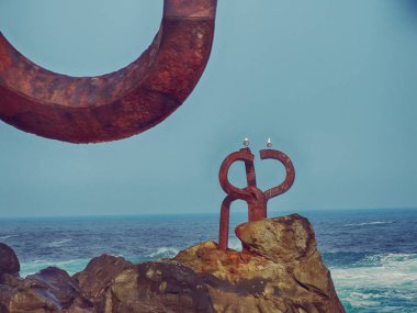 Peine de Los Vientos San Sebastian Seafront kuş birkaç ile. Eduardo Chillida tarafından heykel. Şubat 2018