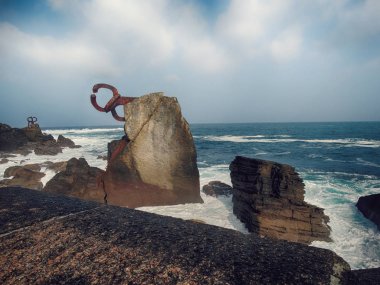 Peine de Los Vientos San Sebastian Seafront içinde. Eduardo Chillida tarafından heykel. Şubat 2018