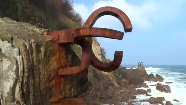 圣塞巴斯蒂安 Donostia 2018年2月 Chillida 在海滨的风雕塑梳子 — 图库视频影像