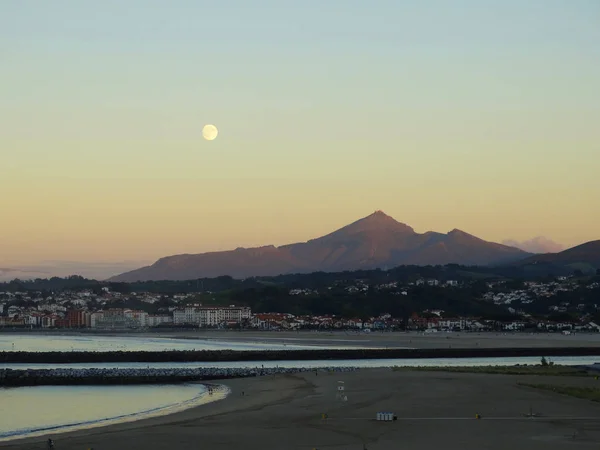 Πλήρες Φεγγάρι Ανατολή Ηλίου Πάνω Από Larun Βουνό Από Hondarribia — Φωτογραφία Αρχείου