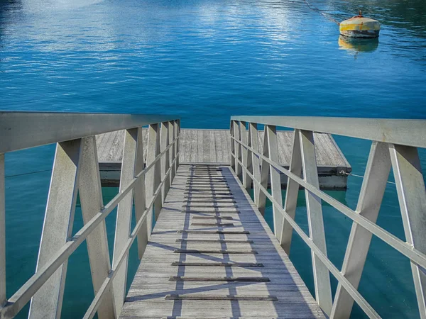 Caminhando Sobre Ponte Madeira Cais — Fotografia de Stock