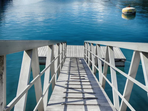 Caminhando Sobre Ponte Madeira Cais — Fotografia de Stock