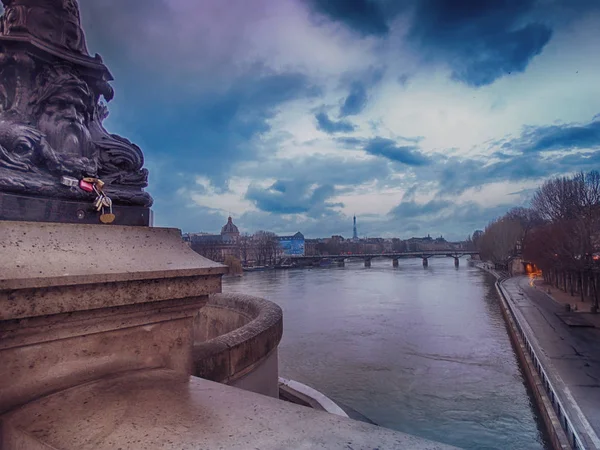 从新桥 Neuf 的塞纳河上的巴黎浪漫景色 — 图库照片