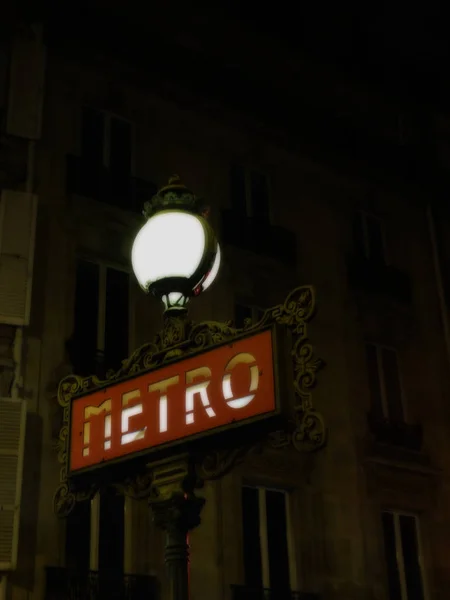 巴黎地铁标志的夜晚 — 图库照片