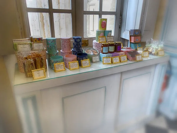 Hediyelik eşya mağazası Palace Versailles, Paris Fransa Mart 2018