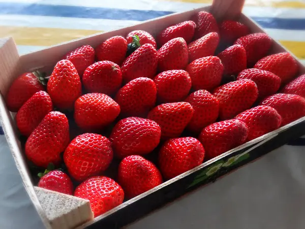 Fresas Alineadas Una Caja Madera Alimentos Saludables Para Venta — Foto de Stock