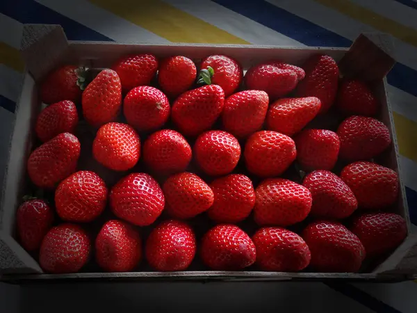 Fresas Alineadas Una Caja Madera Alimentos Saludables Para Venta — Foto de Stock